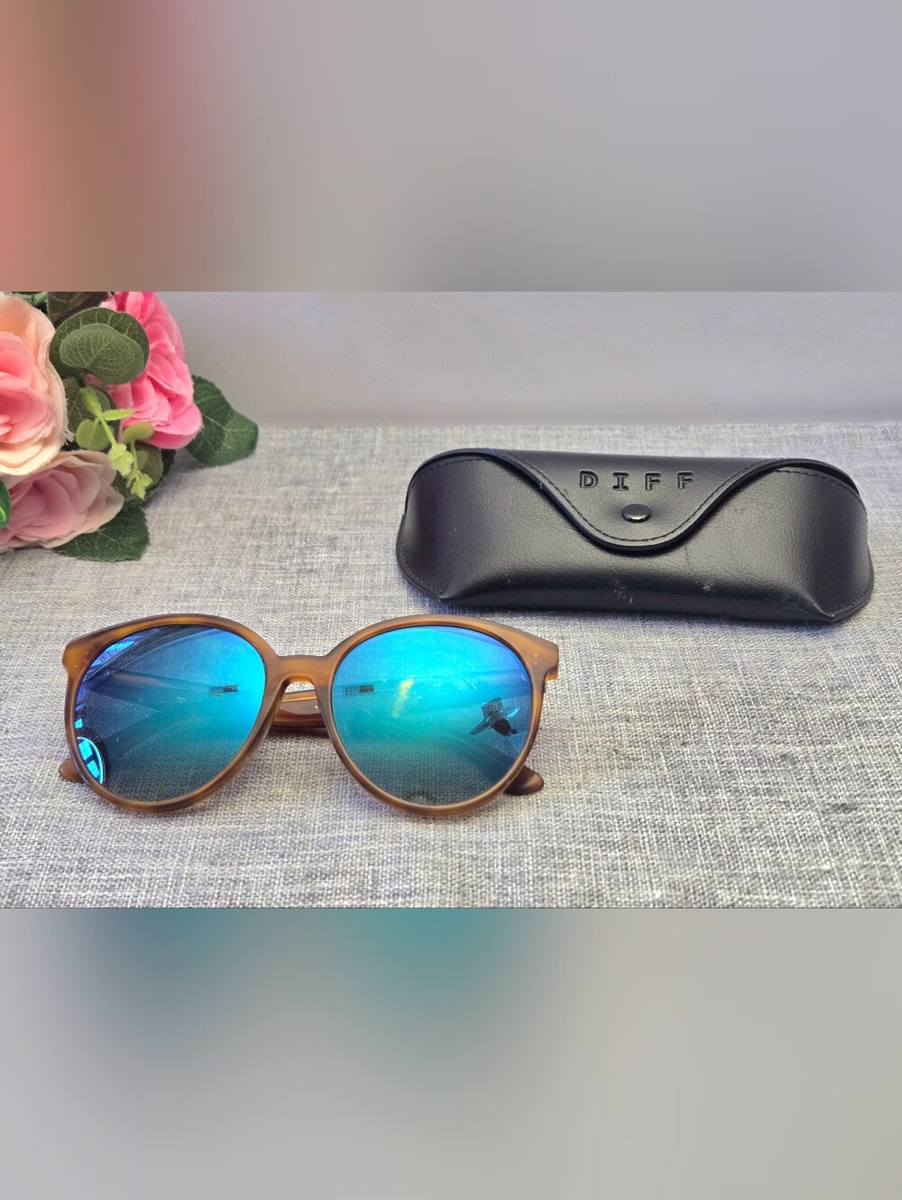 DIFF Eyewear Cosmo Round Sunglasses Matte Tortoise Frame Blue Mirror Lens + Case